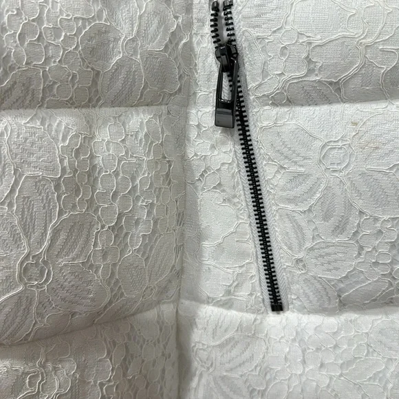 Chicos white lace puffer jacket with hood size 3 - Picture 2 of 5